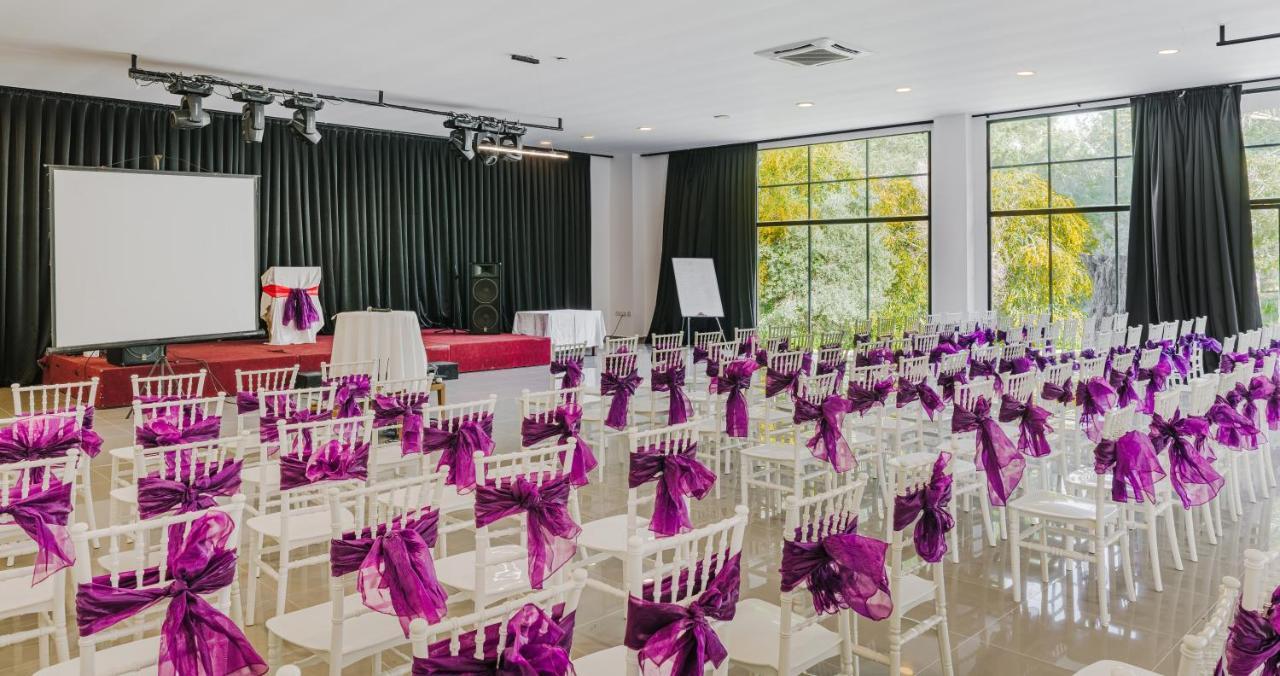Uptown Bueyuek Anadolu Girne Hotel Buitenkant foto
