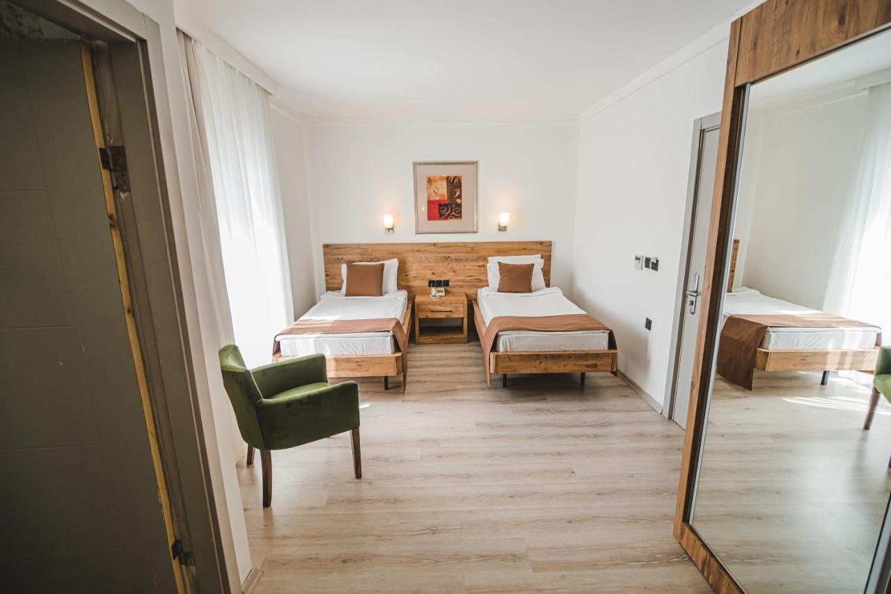 Uptown Bueyuek Anadolu Girne Hotel Buitenkant foto