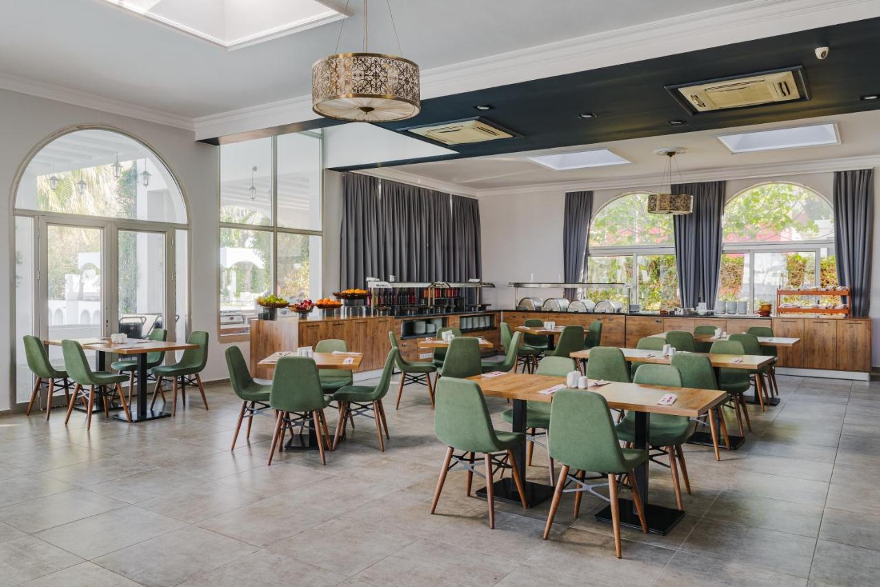 Uptown Bueyuek Anadolu Girne Hotel Buitenkant foto