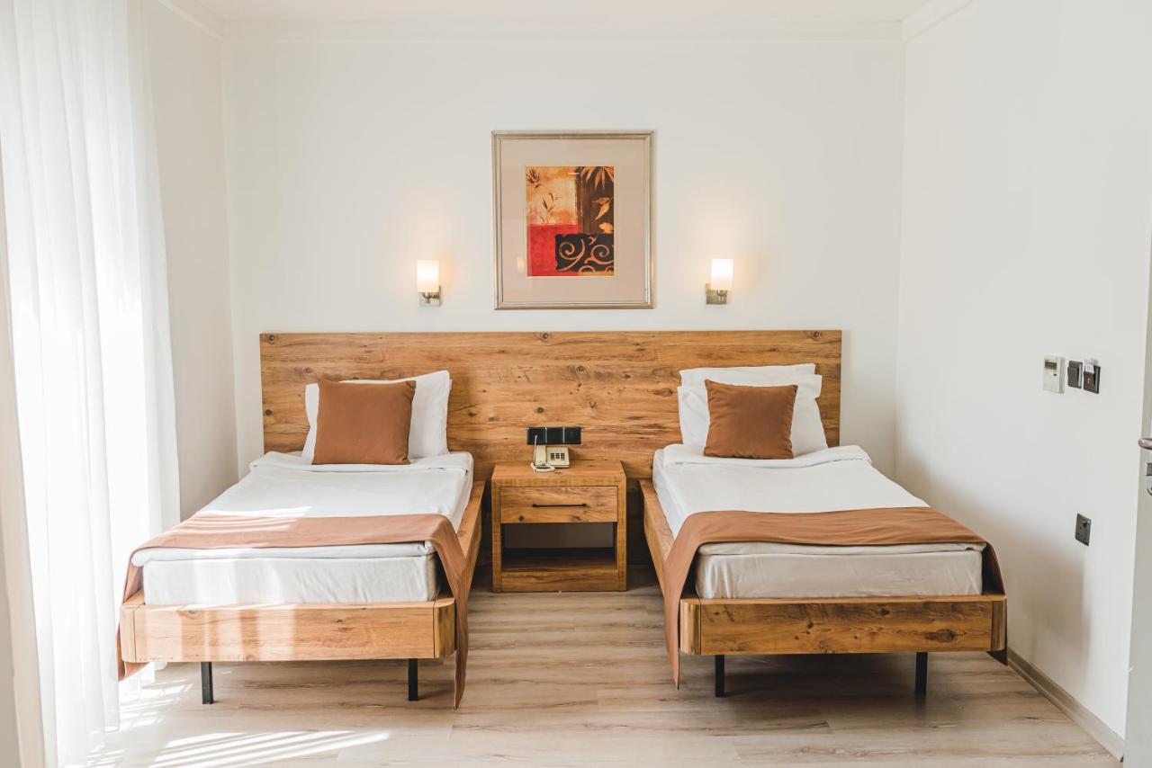 Uptown Bueyuek Anadolu Girne Hotel Buitenkant foto