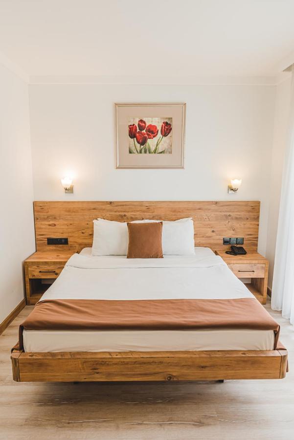 Uptown Bueyuek Anadolu Girne Hotel Buitenkant foto