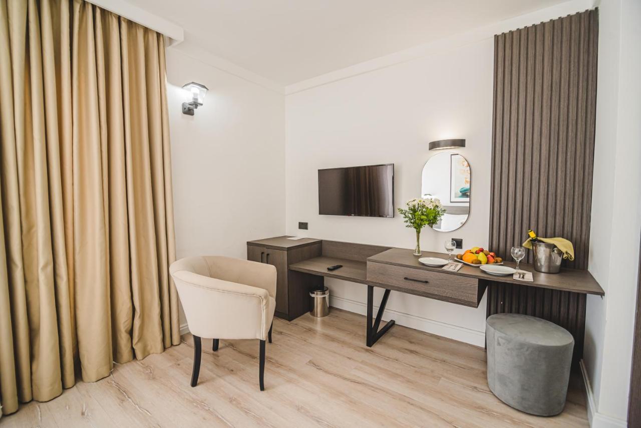 Uptown Bueyuek Anadolu Girne Hotel Buitenkant foto