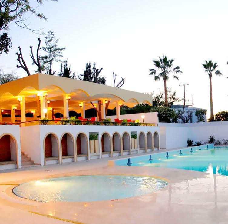 Uptown Bueyuek Anadolu Girne Hotel Buitenkant foto