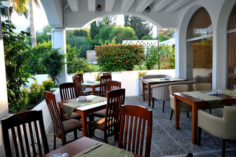 Uptown Bueyuek Anadolu Girne Hotel Buitenkant foto
